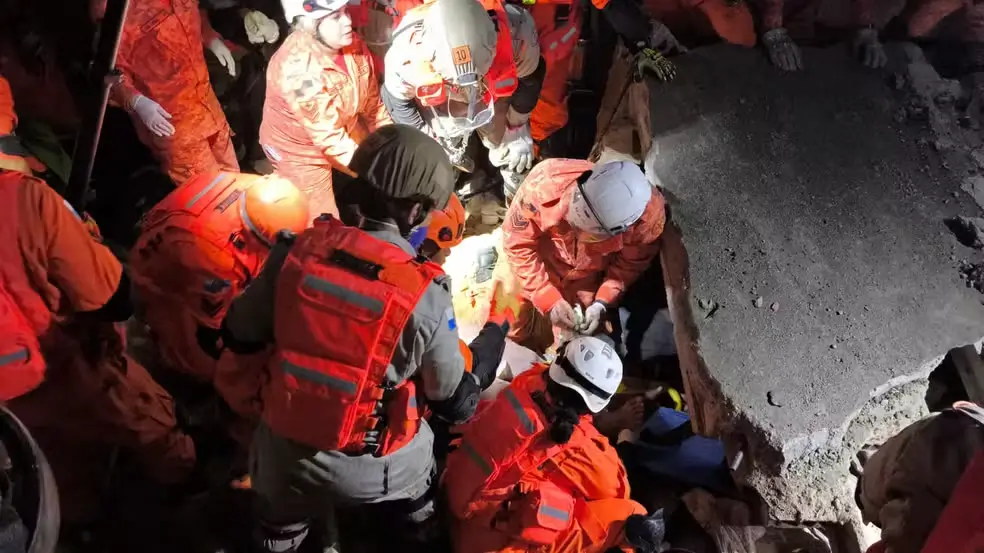 Bombeiros durante o resgate da criança