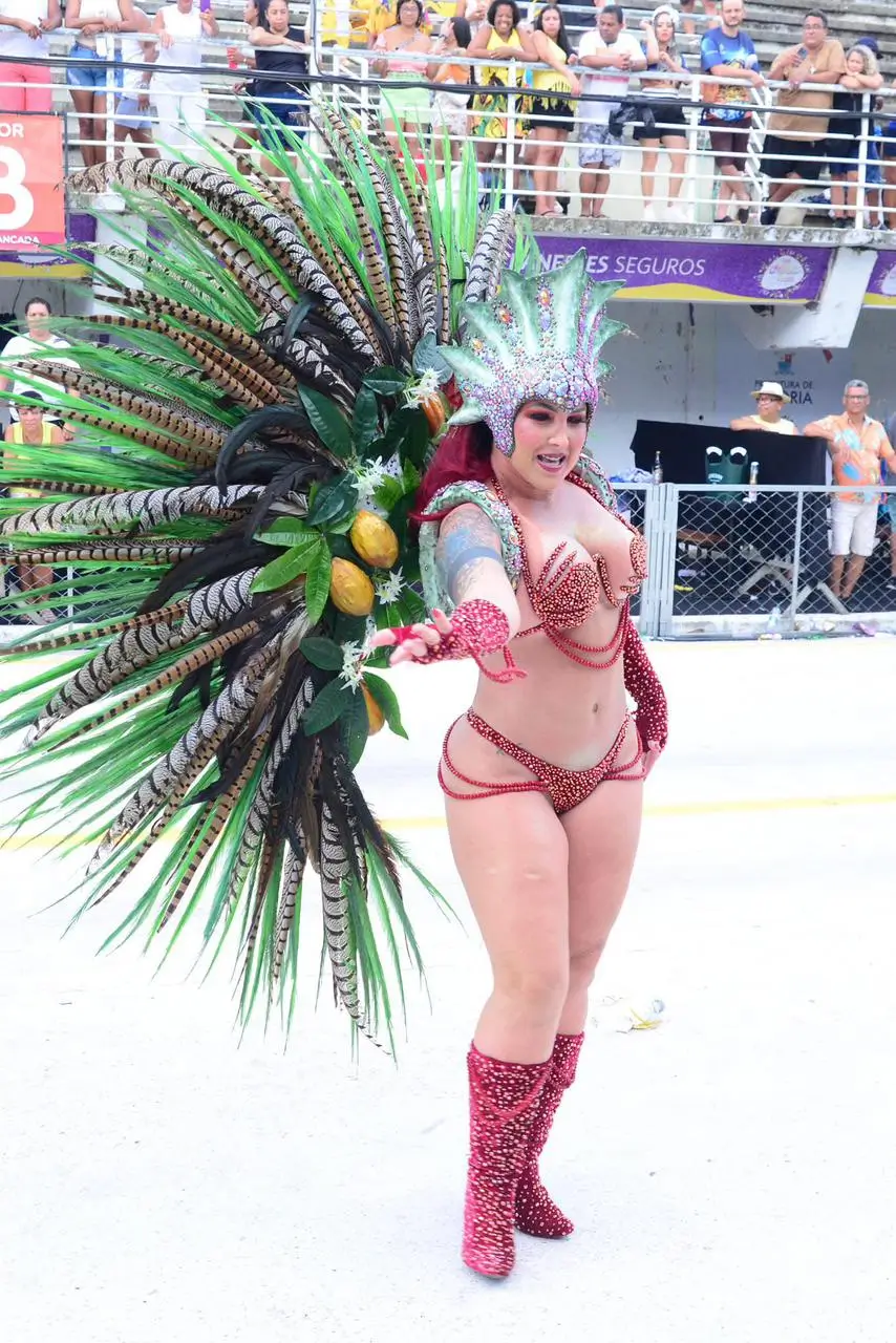 Diana Tamanini é a nova Rainha de Bateria da Novo Império