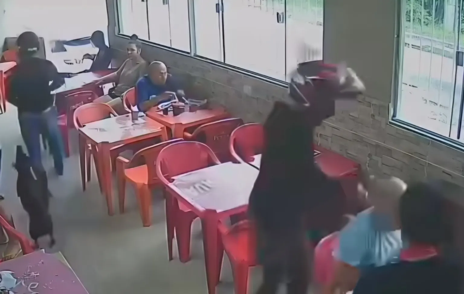 Dupla armada assalta restaurante em Jacarepaguá