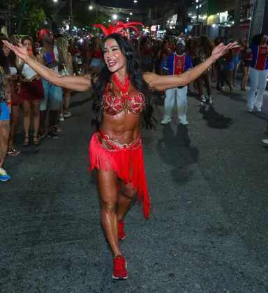 Ensaio da União da Ilha tem Gracyanne Barbosa sem salto alto