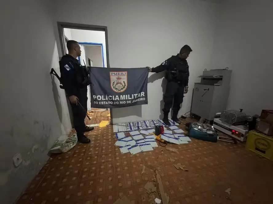 Material apreendido numa fábrica de placas que seriam usadas na clonagem de veículos