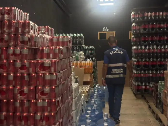 Fiscalização apreende e descarta cachaça irregular em Rio das Ostras