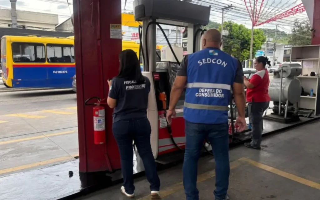 Fiscais lacraram bombas e interditaram postos de gasolina