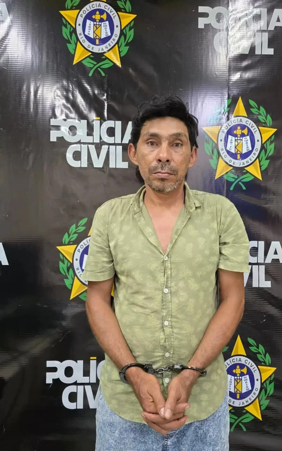Homem, identificado como M.R.A.