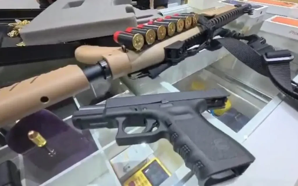 Agentes encontraram armas e munições durante buscas contra alvos