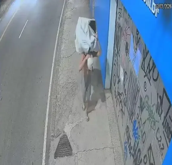 Homem é flagrado por câmera de segurança carregando ar-condicionado
