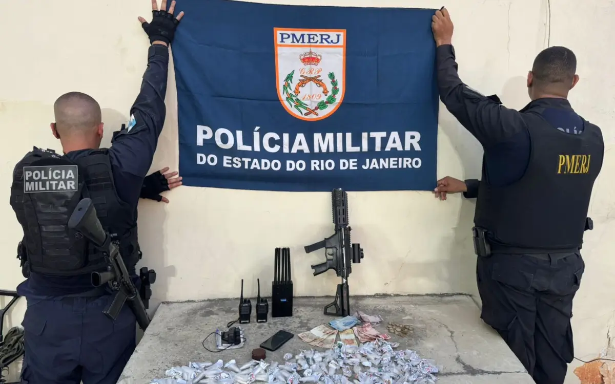 PM e o material apreendido na ação