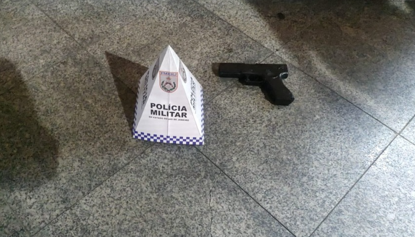 Arma falsa recuperada pelos militares