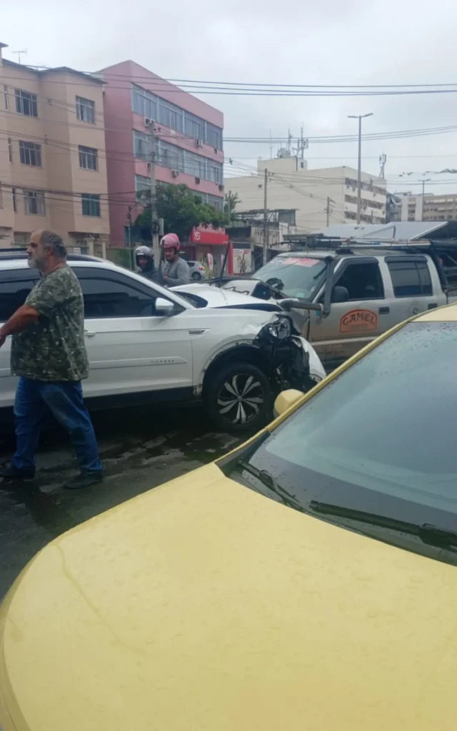 Preso estava em carro que colidiu com outro automóvel em Brás de Pina