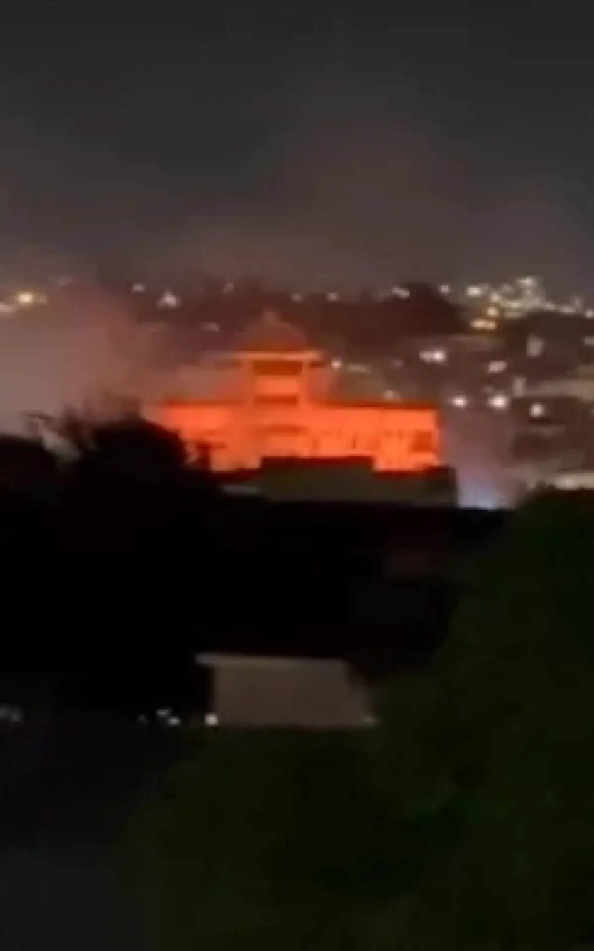 Incêndio avança rapidamente e preocupa comerciantes em São Pedro da Aldeia