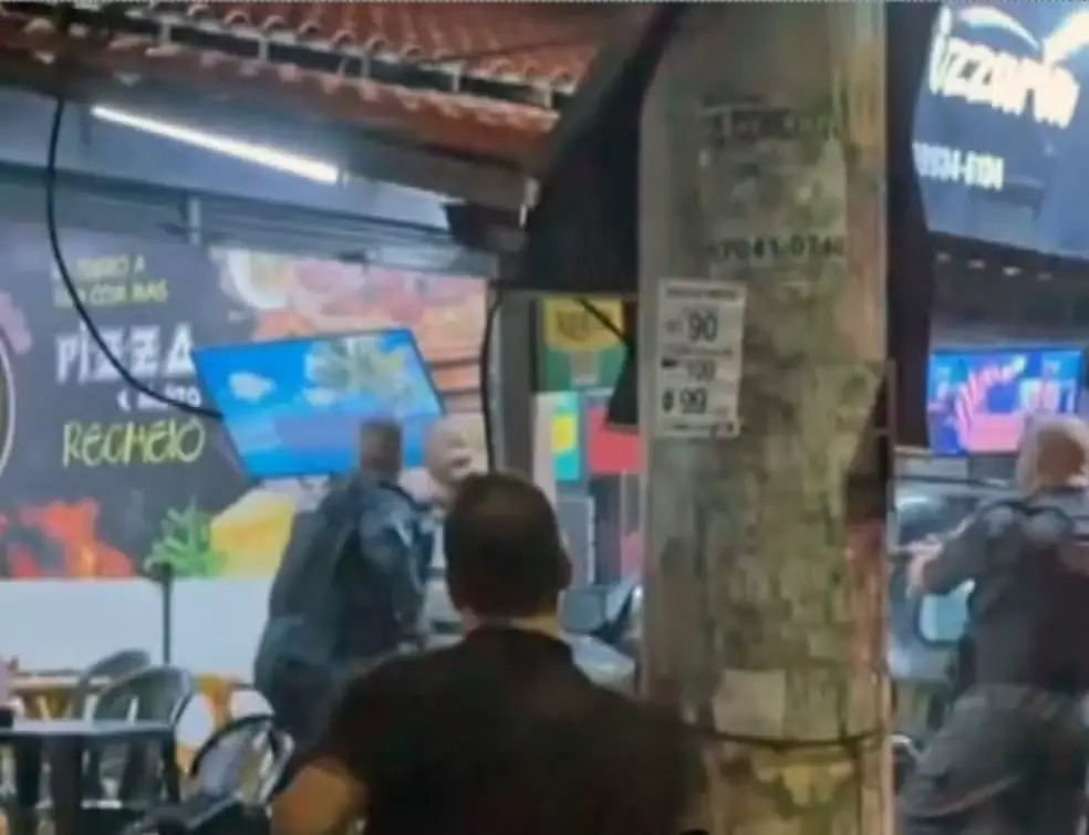 Homem que invadiu pizzaria ameaçou até PMs