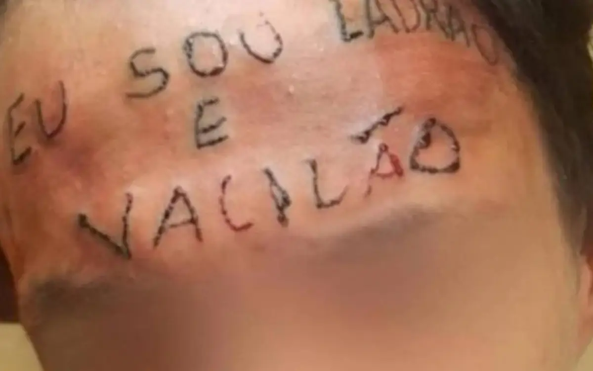 Jovem que teve testa tatuada em 2017 é preso por furto em UBS