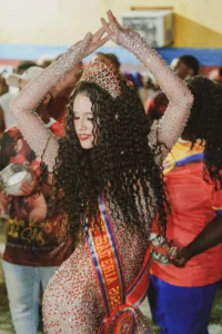 Julia Solis é coroada nova rainha de bateria da Alegria do Vilar