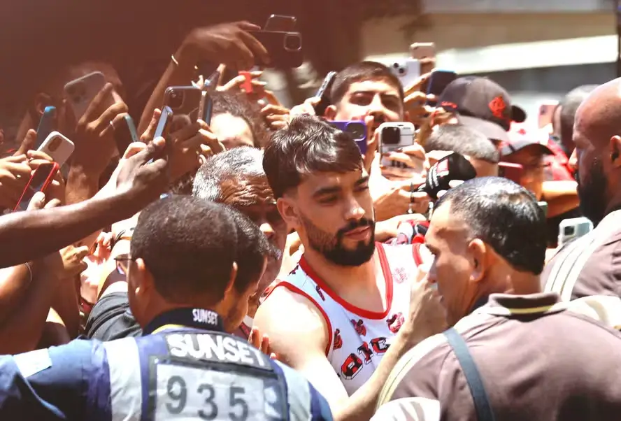 Lucas Paquetá chega ao Rio e é recebido por multidão rubro-negra