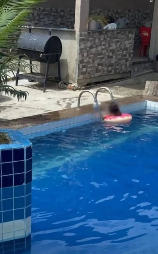 A menina estava na piscina de adulto quando se afogou