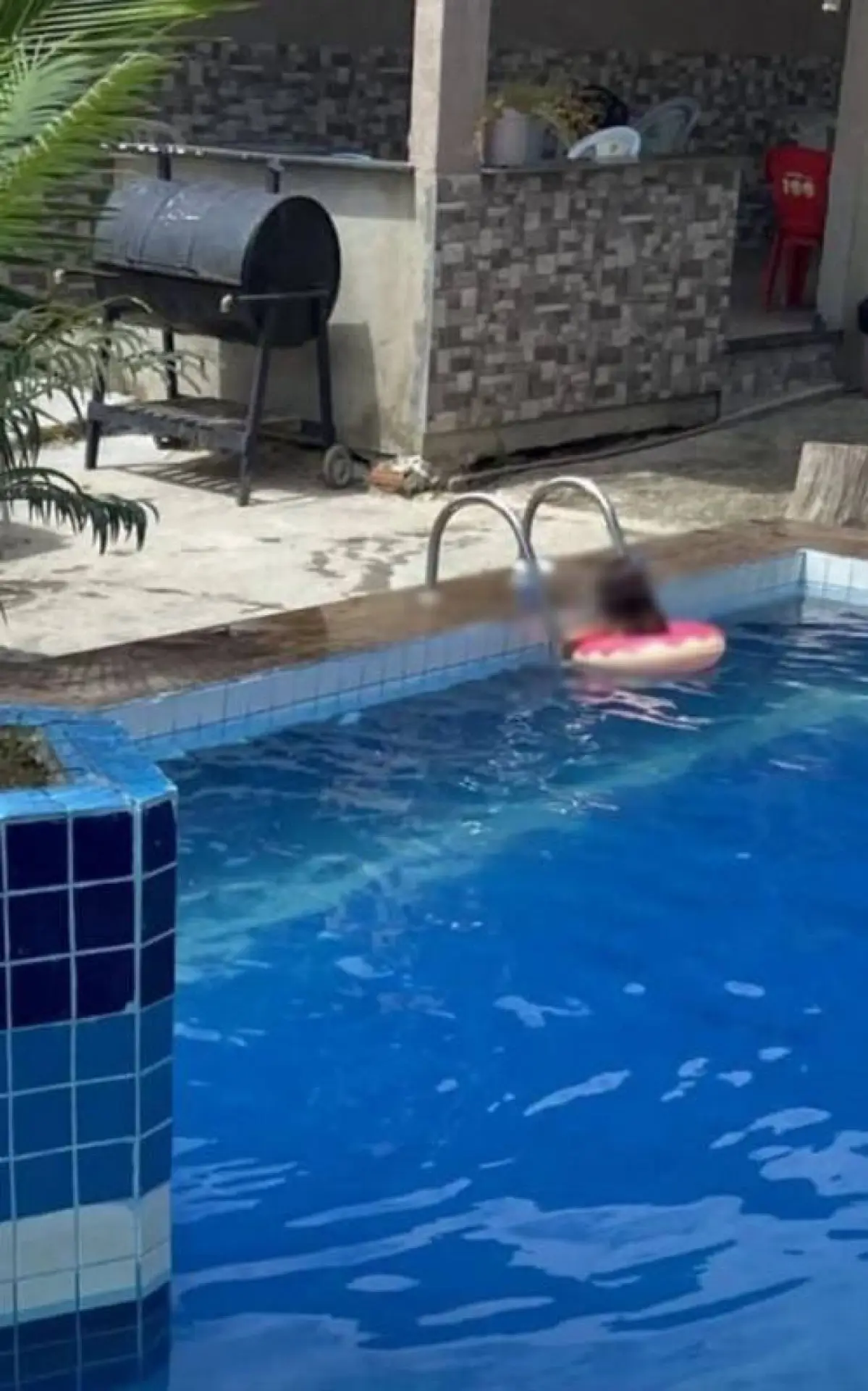 A menina estava na piscina de adulto quando se afogou