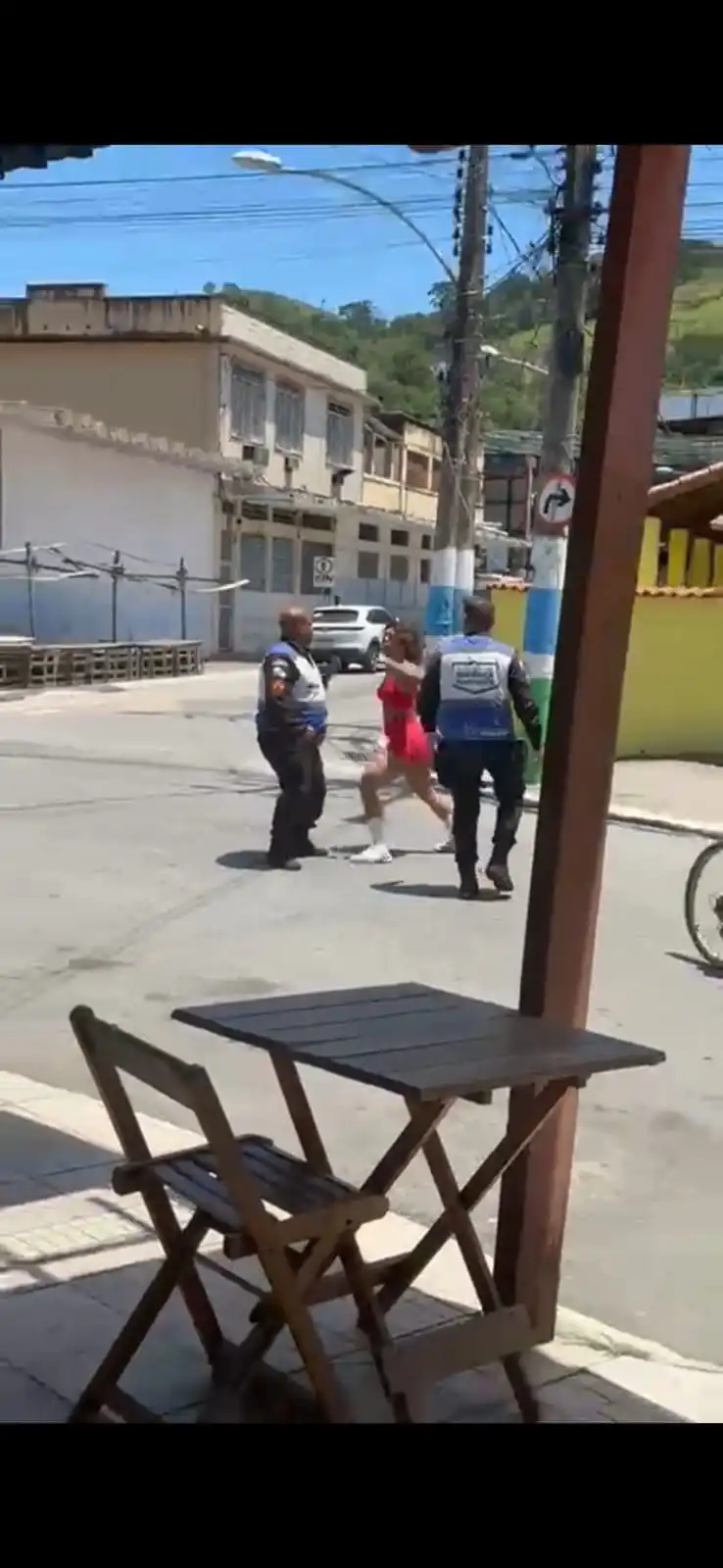 Mulher entra em luta corporal com policiais no Centro de Japeri