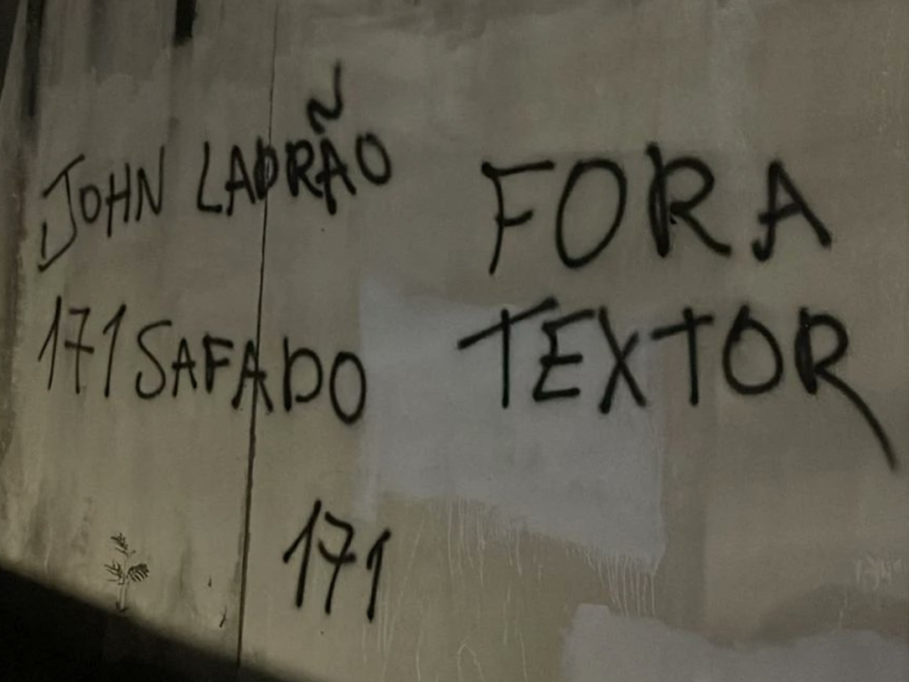 Muros do CT do Botafogo são pichados novamente