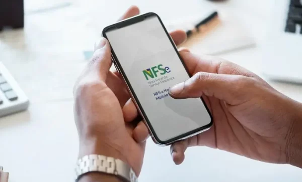 A nota fiscal eletrônica do ISS no Rio passou a ser emitida exclusivamente pelo sistema nacional disponível no portal gov.br. A mudança foi oficializada por meio de resolução publicada no Diário Oficial nesta segunda-feira (5) pela Secretaria Municipal de Fazenda e já está em vigor desde a última quinta-feira (1º). Com a nova regra, a emissão da nota fiscal eletrônica deixa de ser realizada pelo sistema municipal Nota Carioca e passa a ocorrer pela plataforma nacional de NFS-e. A medida vale para prestadores de serviços que contribuem com o Imposto Sobre Serviços (ISS) no município do Rio de Janeiro. Microempreendedores Individuais (MEI), empresas inscritas no CNPJ e pessoas físicas cadastradas no ISS estão automaticamente autorizados a utilizar o sistema nacional. Já os prestadores autônomos poderão emitir a nota fiscal de forma facultativa, enquanto a obrigatoriedade não for definida em âmbito nacional. A resolução também estabelece normas específicas para contribuintes que não são obrigados a emitir nota fiscal eletrônica. Entre elas, permanece a exigência de entrega das declarações de serviços prestados e tomados, conforme regras já adotadas pelo município. No caso das instituições financeiras, nada muda. Elas continuam submetidas à Declaração Eletrônica de Serviços das Instituições Financeiras (DES-IF), seguindo os procedimentos atualmente em vigor para esse segmento. O texto ainda detalha os procedimentos relacionados ao cancelamento, substituição, guarda e manifestação sobre a nota fiscal eletrônica. Todos esses processos deverão obedecer aos padrões definidos pelo Comitê Gestor da NFS-e, responsável pela padronização nacional do sistema. Durante o período inicial de implantação da nova norma, a Secretaria de Fazenda prevê uma regra de exceção. Caso o sistema federal fique indisponível, os prestadores poderão entregar temporariamente as declarações por meio do sistema municipal, garantindo a continuidade das obrigações fiscais. A mudança integra o processo de unificação nacional da emissão de notas fiscais de serviços e busca simplificar procedimentos, padronizar informações e ampliar o controle fiscal em todo o país.