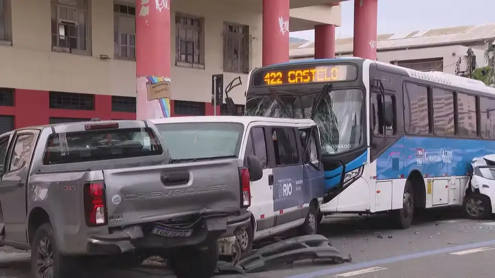 Acidente entre ônibus e quatro carros da Prefeitura do Rio interditou a pista da Av. Presidente Vargas