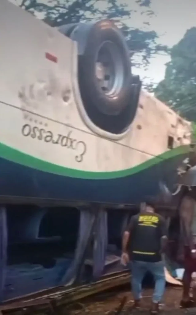 Ônibus capota em Itaperuna