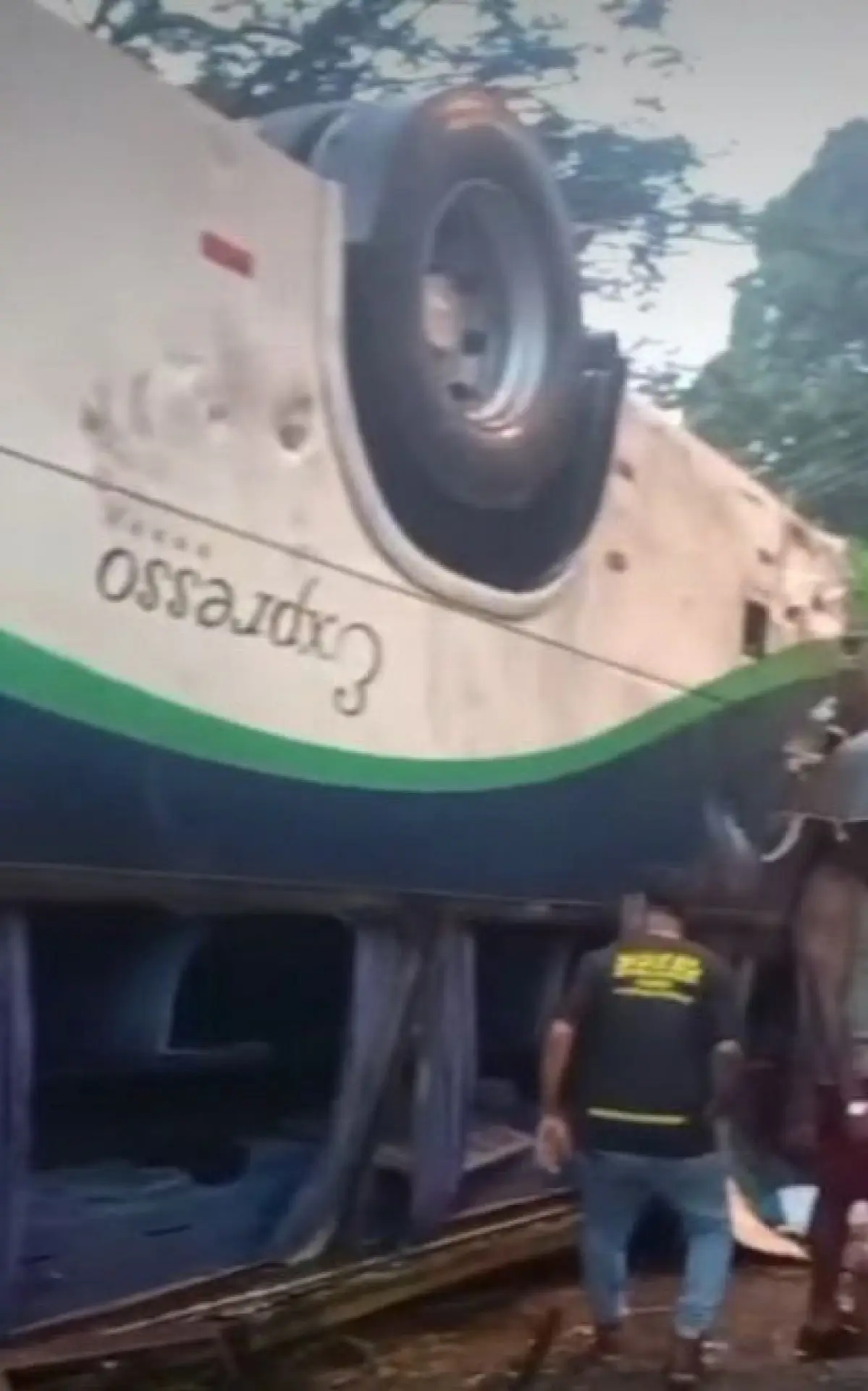 Ônibus capota em Itaperuna