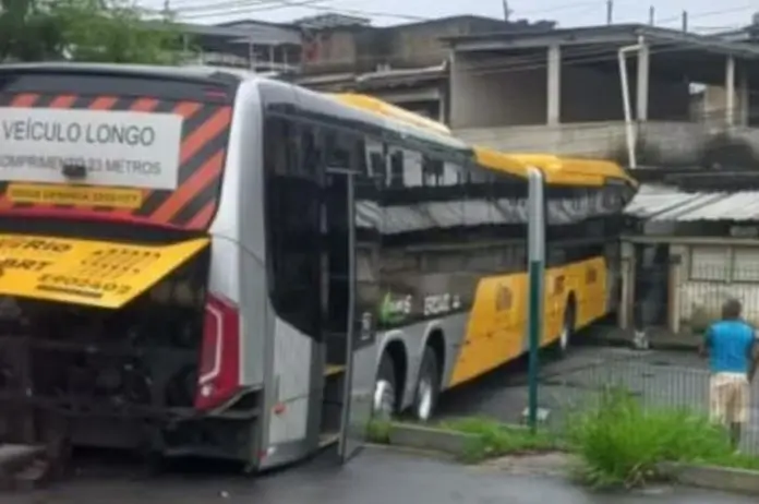 Batida de ônibus do sistema BRT em casa