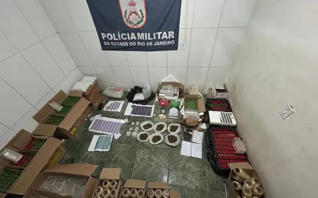 Foram apreendidos pinos de cocaína, sacos com maconha, aproximadamente mil frascos de lança-perfume e um rádio