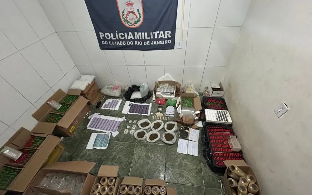Foram apreendidos pinos de cocaína, sacos com maconha, aproximadamente mil frascos de lança-perfume e um rádio