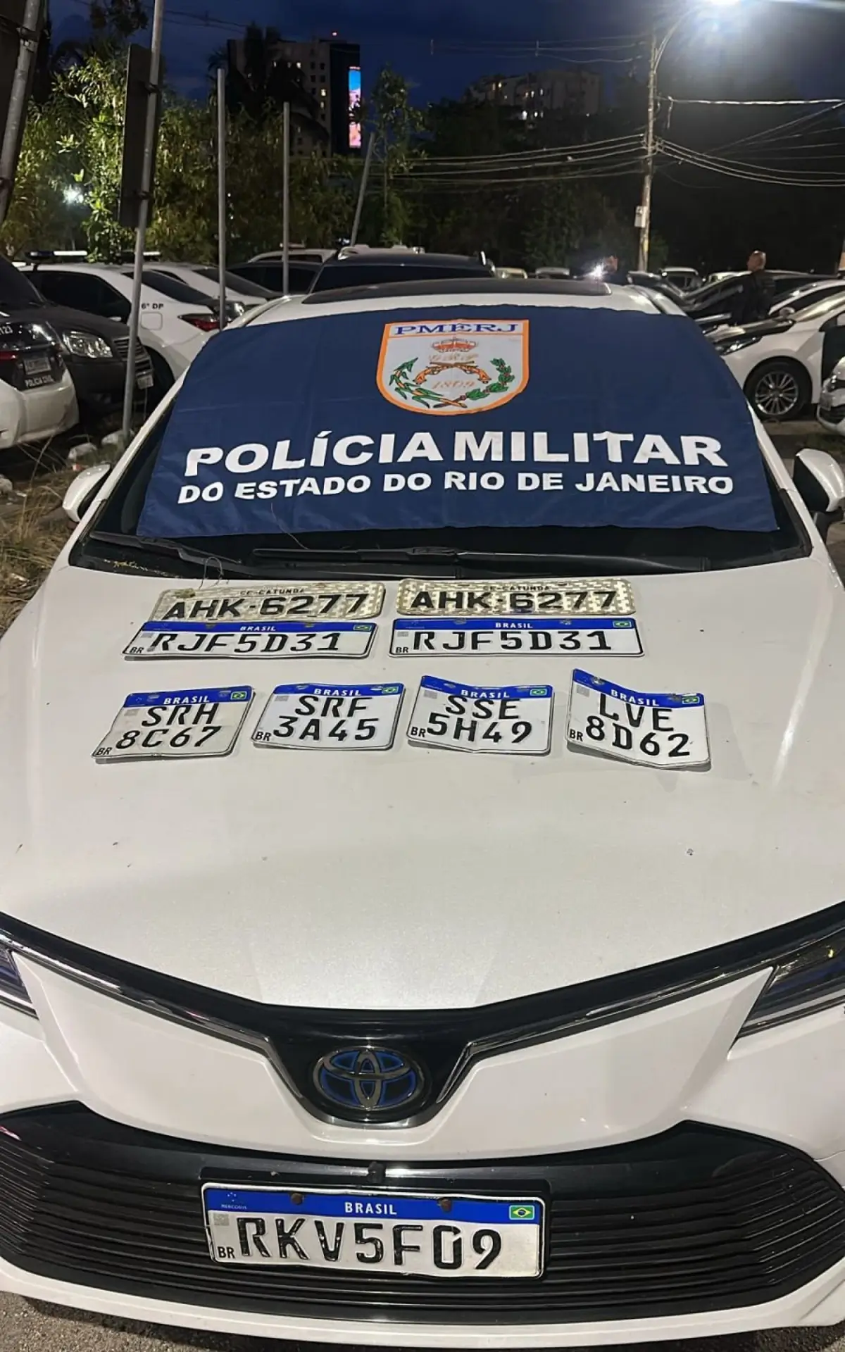 Polícia encontra esconderijo de carros roubados na comunidade da Muzema