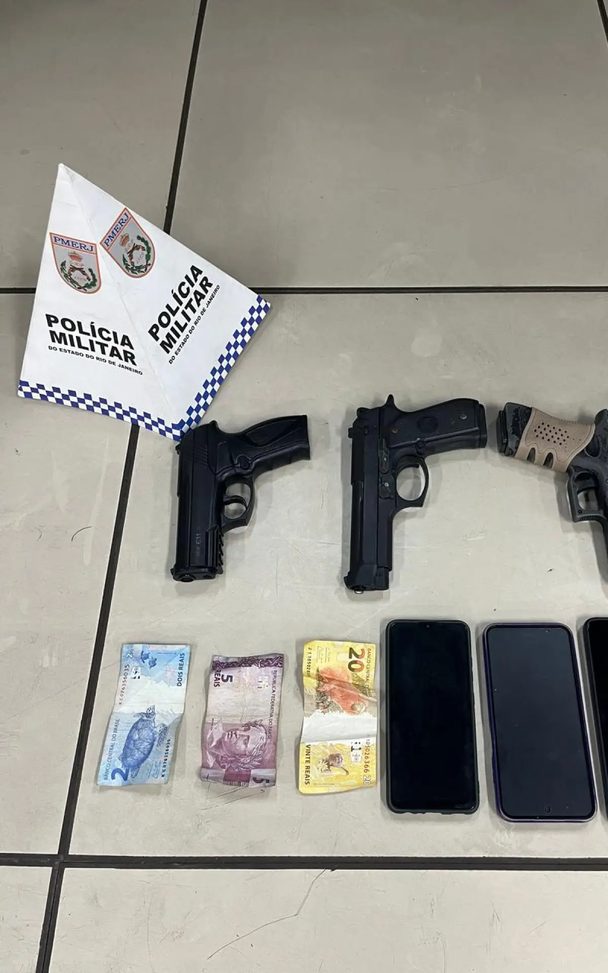 Materiais apreendidos com os detidos