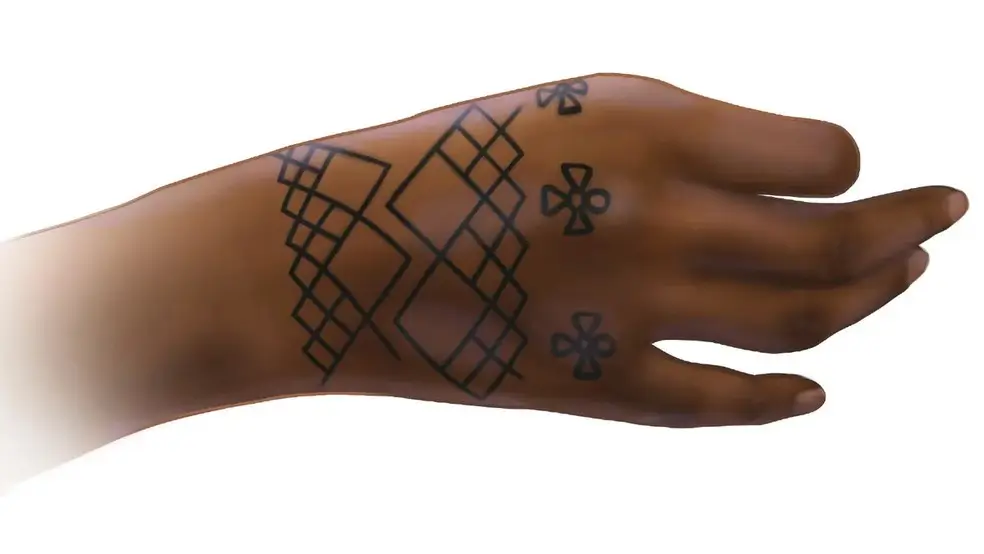 Tatuagem em mão de mulher