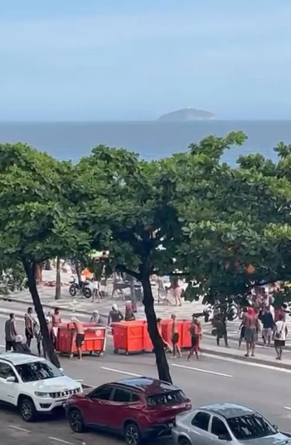 Protesto na Av. Vieira Souto termina em confusão