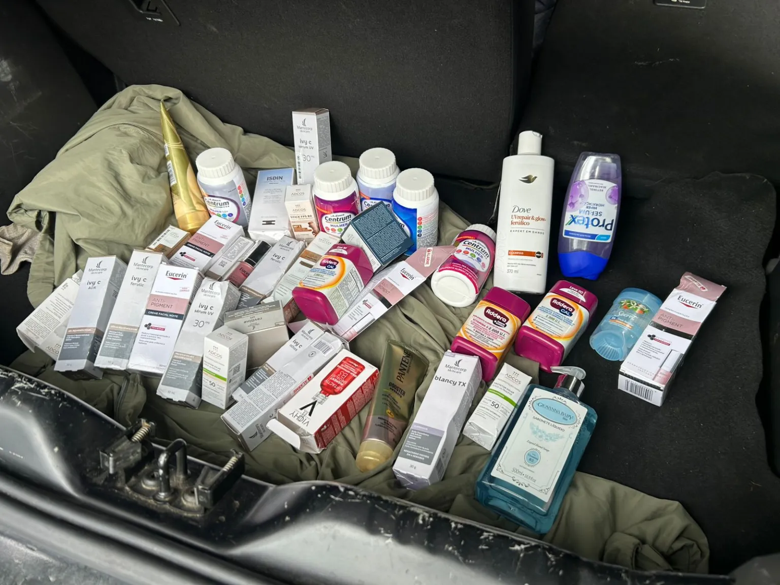 Produtos levados pelos criminosos