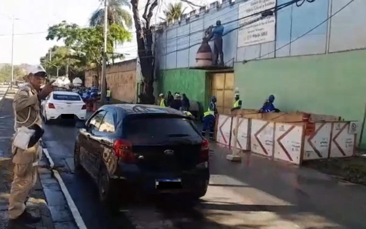 Vazamento na Estrada da Pedra
