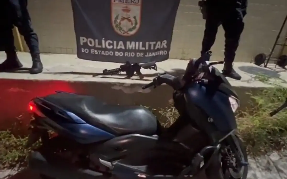Policiais apreenderam réplica de fuzil e moto