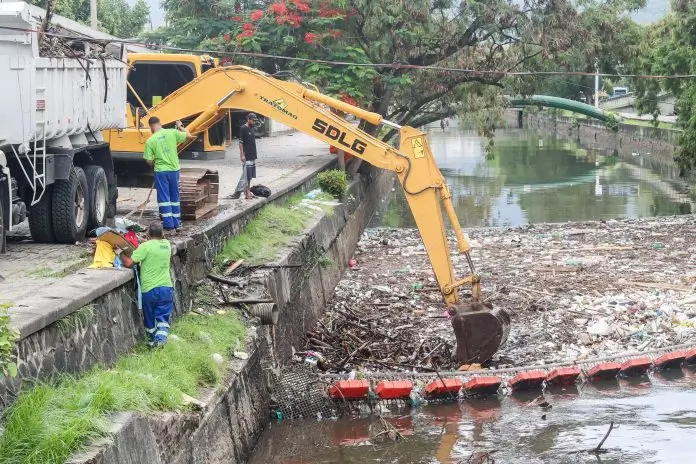 retirada de resíduos no Canal do Mangue