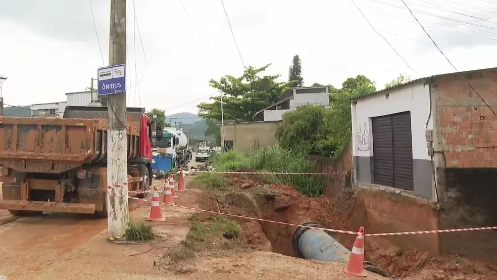 rompimento de adutora em Xerém