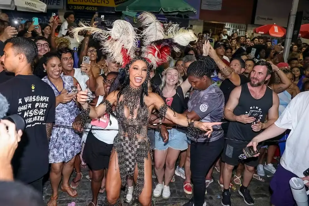 Sabrina Sato brilha no ensaio de rua da Vila Isabel