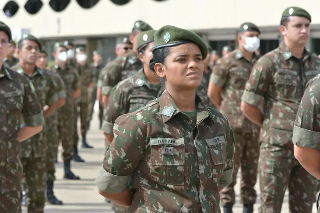 serviço militar feminino