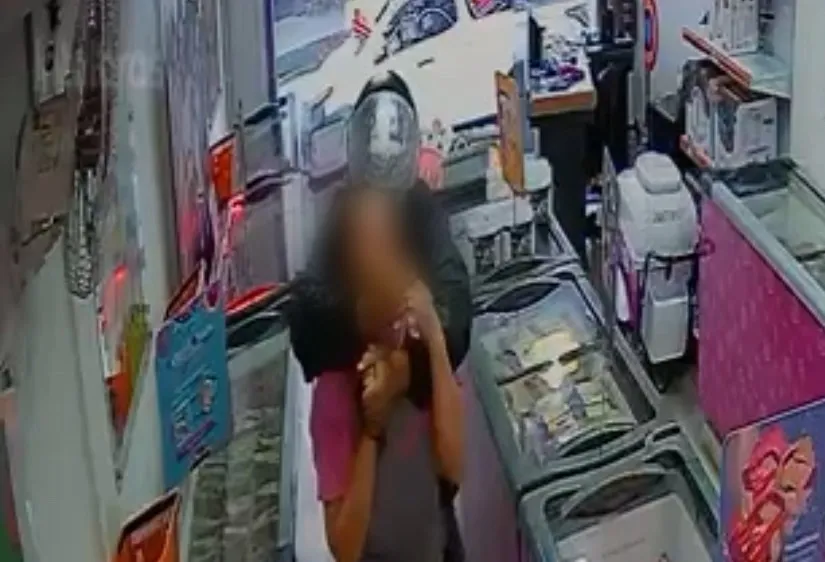 Imagens de câmeras de segurança do estabelecimento mostram a agressão