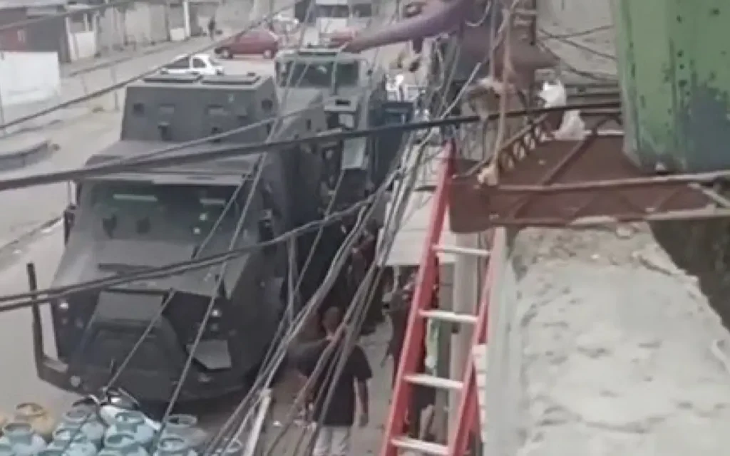 Blindado da Polícia Militar no Complexo da Pedreira