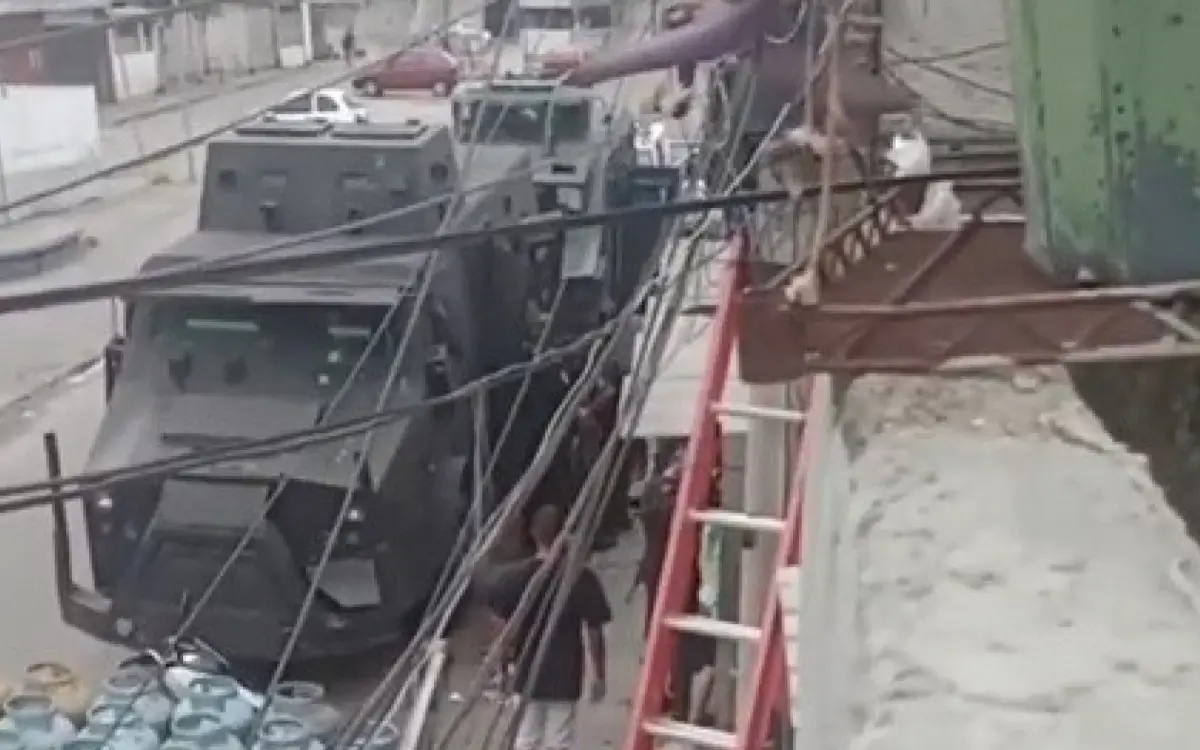 Blindado da Polícia Militar no Complexo da Pedreira