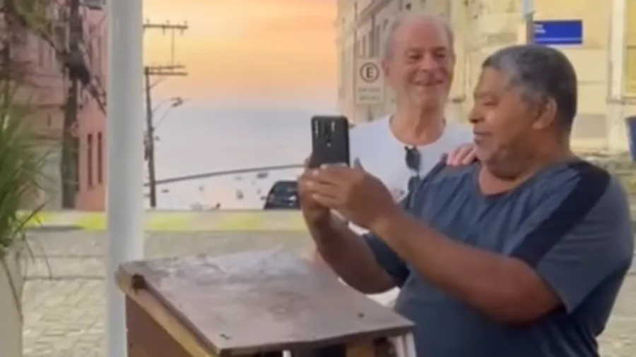 Ney Matogrosso confundido com Caetano Veloso