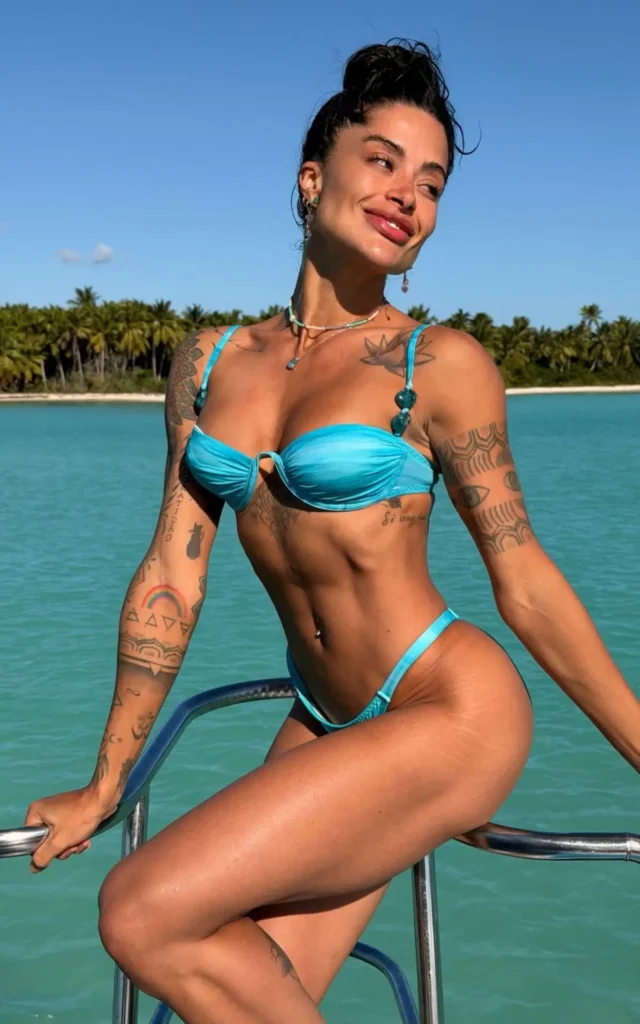 Aline Campos aposta em biquíni azul