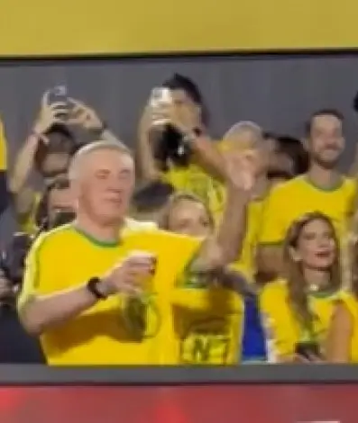 Ancelotti aparece na Sapucaí