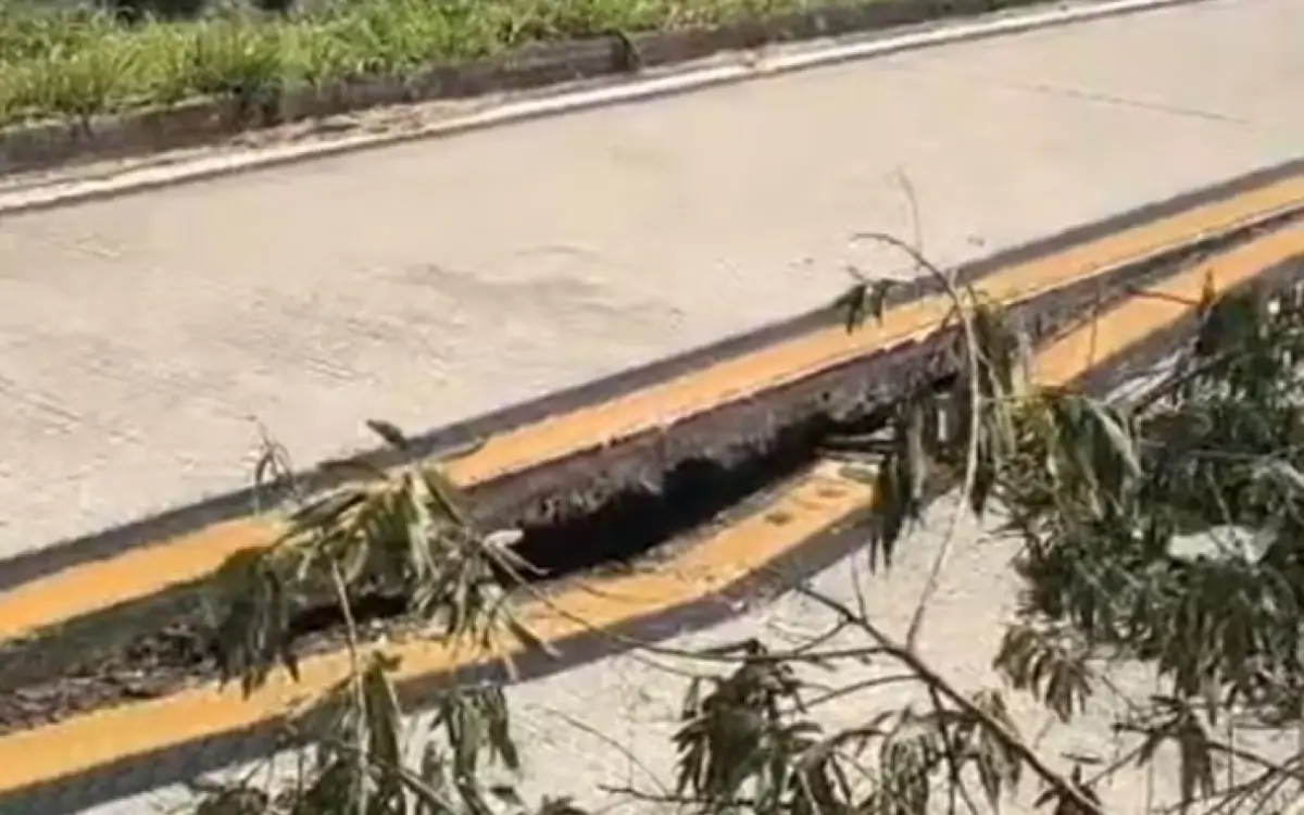 Buraco abriu na via com cerca de um metro de profundidade