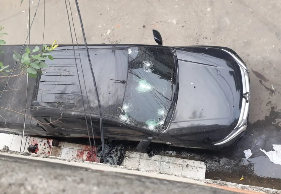 Carro com marcas de bala
