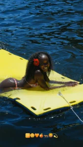 Clara Moneke de biquíni