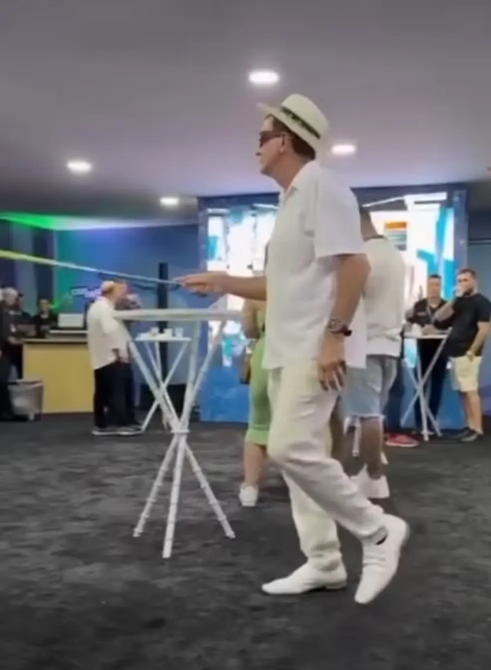 Eduardo Paes imitando um cego